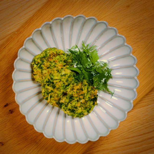 Brokkoli-spinati kotletid ürdise hapukoorega